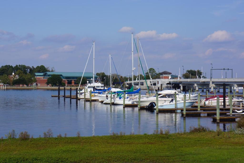 Bridgepointe Hotel & Marina New Bern Bagian luar foto