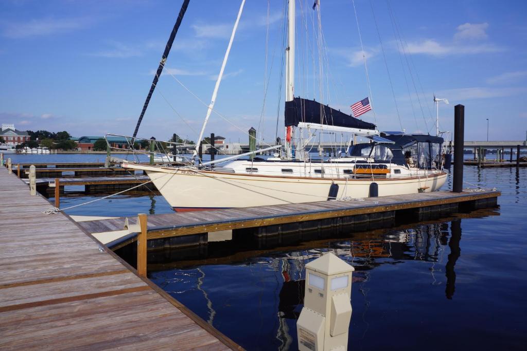 Bridgepointe Hotel & Marina New Bern Bagian luar foto